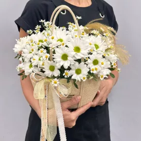 Корзинка с ромашками от интернет-магазина «Цветочные истории»