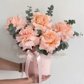 Композиция в коробке &laquo;Нежные объятия&raquo; от интернет-магазина «Цветочные истории»