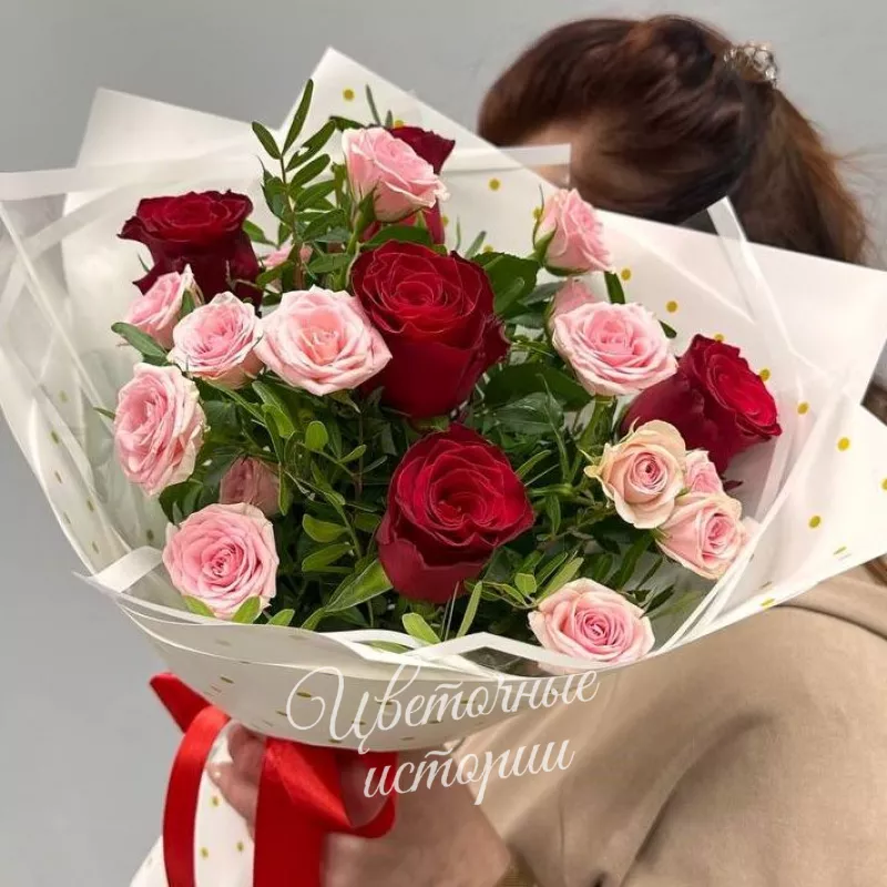 Букет роз &laquo;Букет из кустовых и красных роз&raquo;