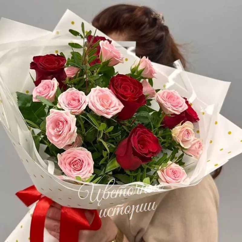 Букет роз &laquo;Букет из кустовых и красных роз&raquo; 3