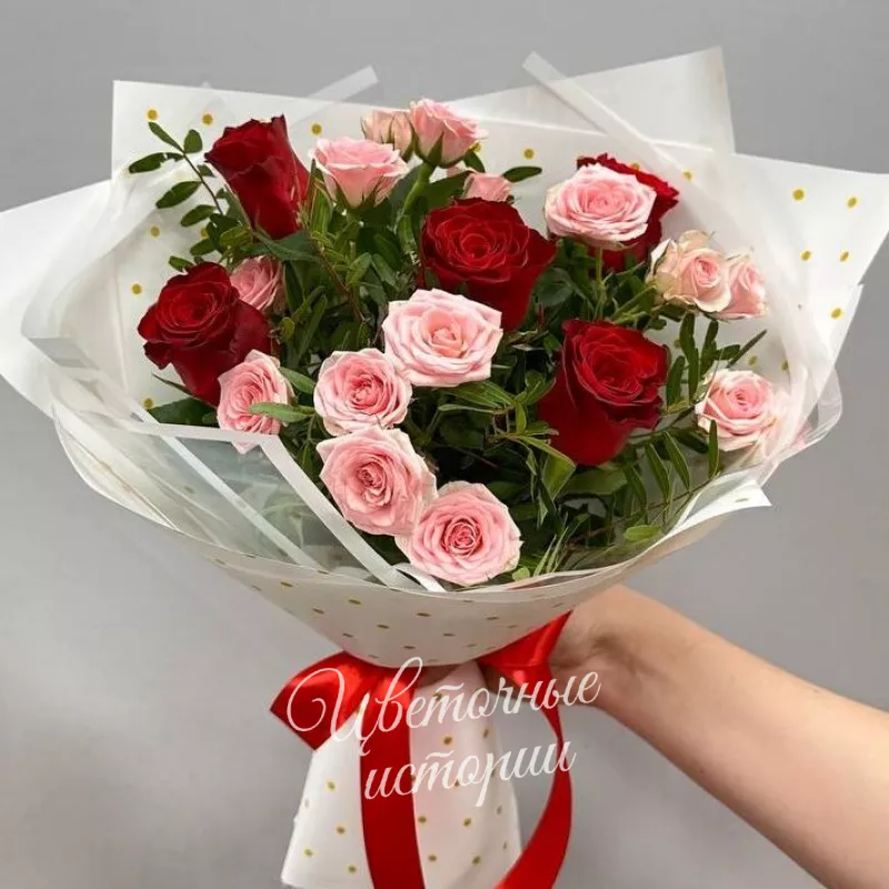 Букет роз &laquo;Букет из кустовых и красных роз&raquo; 1