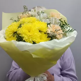 Сборный букет &laquo;Букет Нежность с желтой хризантемой&raquo; от интернет-магазина «Цветочные истории»