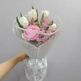 Букет с тюльпанами и ранункулюсом от интернет-магазина «Цветочные истории»