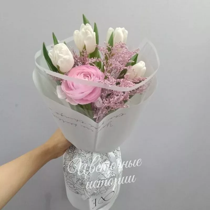 Букет с тюльпанами и ранункулюсом