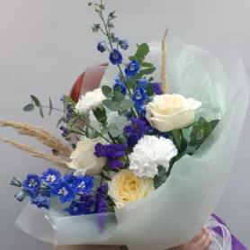 Букет &laquo;Утренний бриз с Дельфиниумом&raquo; от интернет-магазина «Цветочные истории»