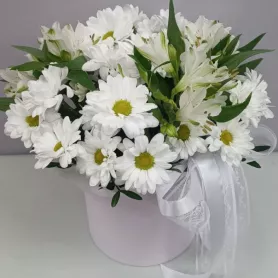 Композиция в коробке &laquo;Композиция с Альстромерией и хризантемой&raquo; от интернет-магазина «Цветочные истории»