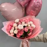 Букет «Комбо с пионовидной  розой и шарами» от интернет-магазина «Цветочные истории» в Ярославле