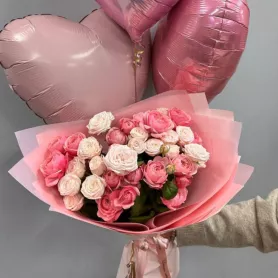 Букет &laquo;Комбо с пионовидной  розой и шарами&raquo; от интернет-магазина «Цветочные истории»