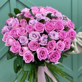 Букет розовых роз &laquo;Монобукет роз «Для праздника»&raquo; от интернет-магазина «Цветочные истории»