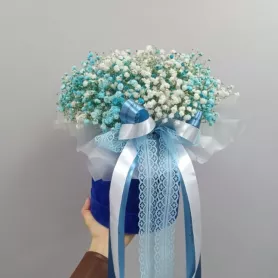 Композиция &laquo;Коробка с гипсофилой цветной&raquo; от интернет-магазина «Цветочные истории»