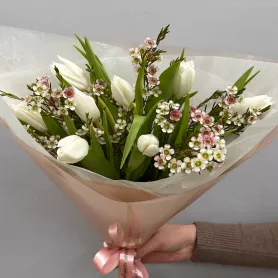 Весенний букет из белых тюльпанов от интернет-магазина «Цветочные истории»