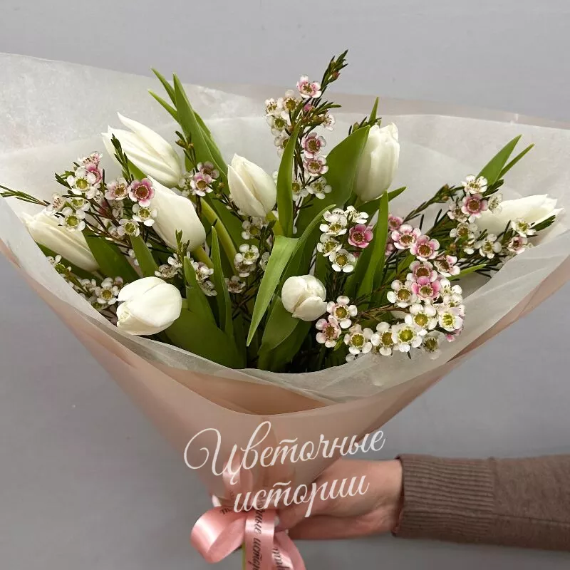Весенний букет из белых тюльпанов