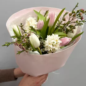 Весенний букет с гиацинтами и тюльпанами. от интернет-магазина «Цветочные истории»