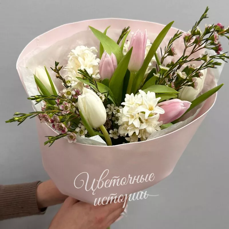 Весенний букет с гиацинтами и тюльпанами.