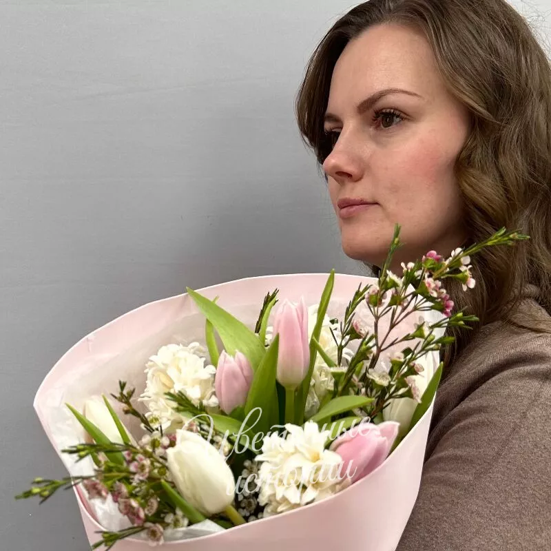 Весенний букет с гиацинтами и тюльпанами. 3