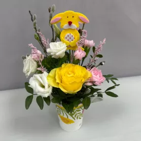 Зайчик в цветах от интернет-магазина «Цветочные истории»