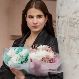 Звенит звонок от интернет-магазина «Цветочные истории»