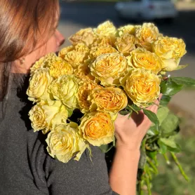 Роза пионовидная сливочная от интернет-магазина «Цветочные истории»