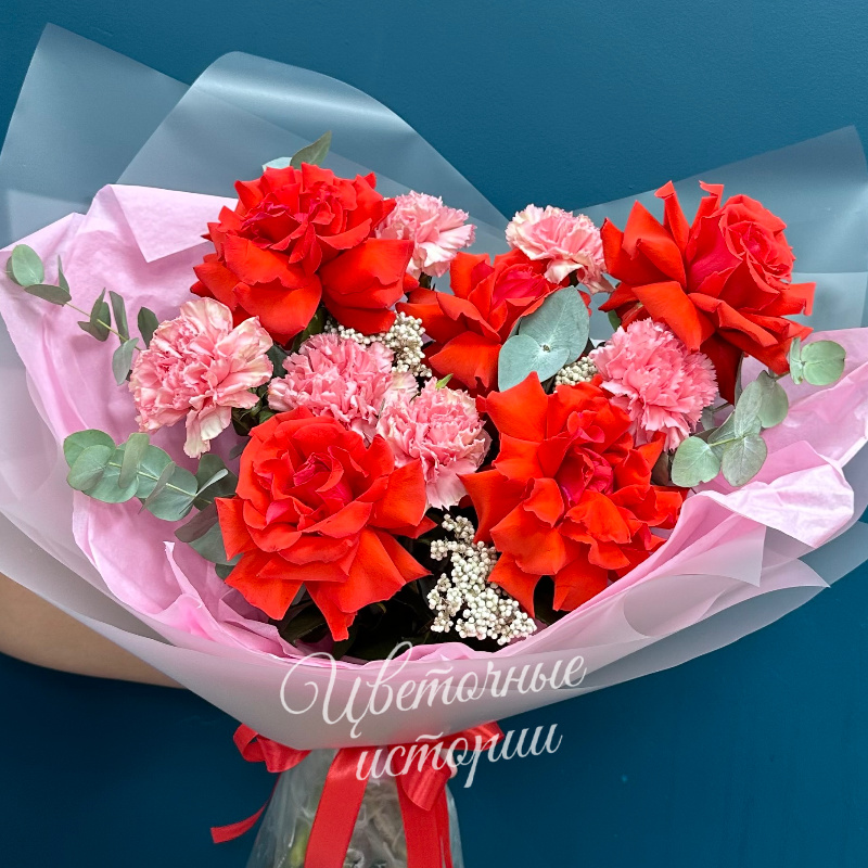 Букет из французских роз и диантусов &laquo;Горячее сердце&raquo;