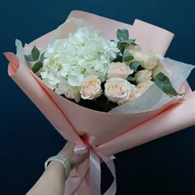 Букет с гортензией &laquo;Нежное очарование&raquo; от интернет-магазина «Цветочные истории»
