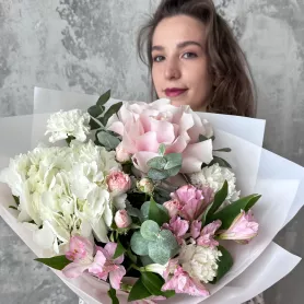 Букет с гортензией и французской розой &laquo;Весенний флер&raquo; от интернет-магазина «Цветочные истории»