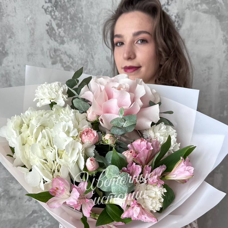 Букет с гортензией и французской розой &laquo;Весенний флер&raquo;