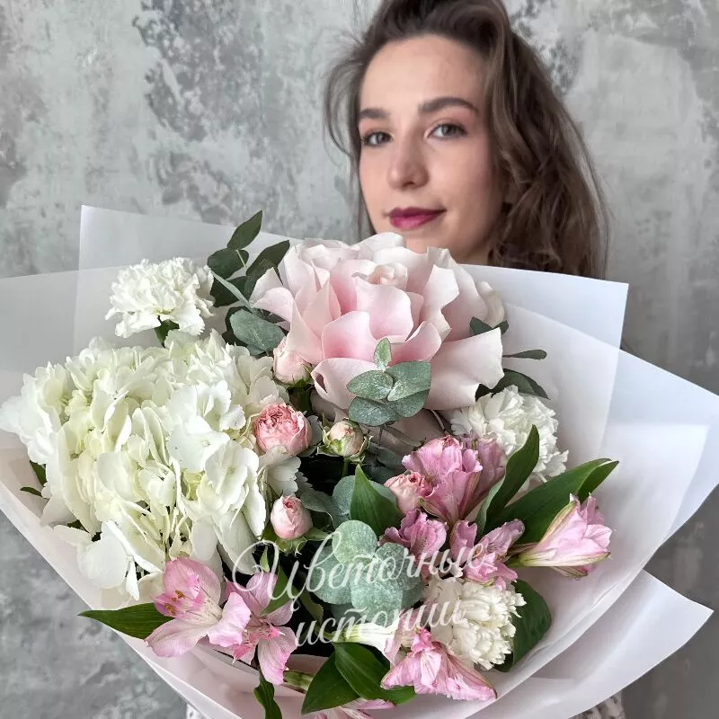 Букет с гортензией и французской розой &laquo;Весенний флер&raquo;