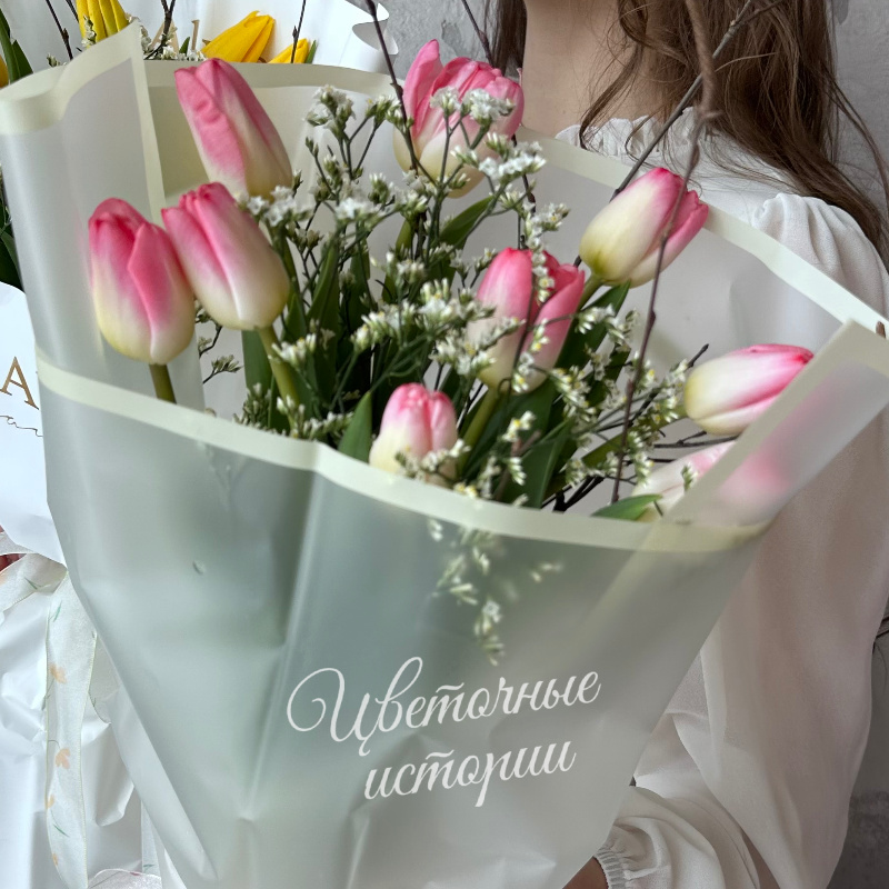 Букет из 12 тюльпанов с весенними ветками 2