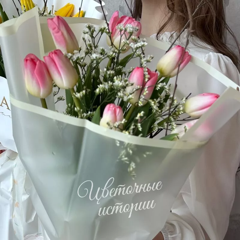 Букет из 11 тюльпанов с весенними ветками 2