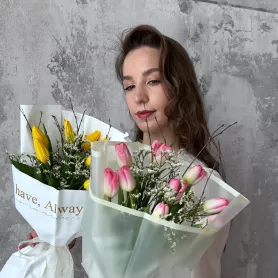 Букет из 12 тюльпанов с весенними ветками от интернет-магазина «Цветочные истории»