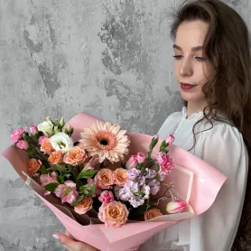 Букет из герберы,лизиантуса и маттиолы &laquo;С весной,любимая&raquo; от интернет-магазина «Цветочные истории»