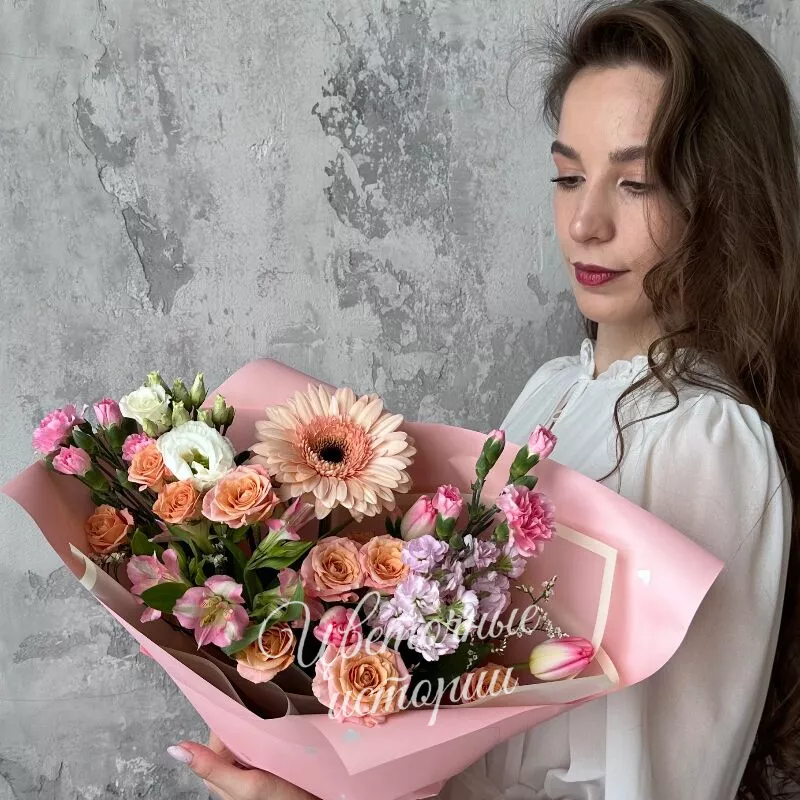 Букет из герберы,лизиантуса и маттиолы &laquo;С весной,любимая&raquo;