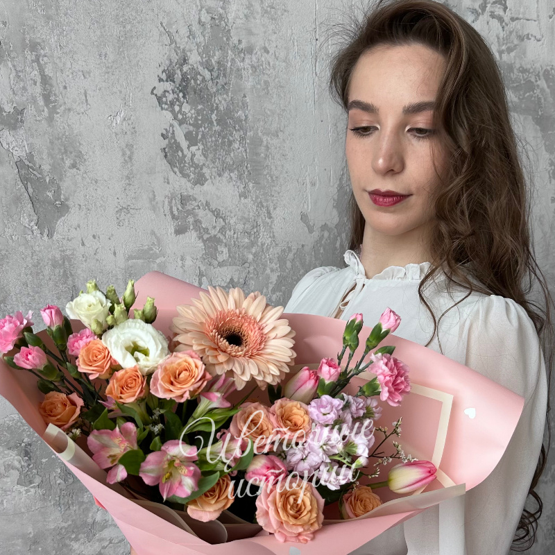 Букет из герберы,лизиантуса и маттиолы &laquo;С весной,любимая&raquo; 1