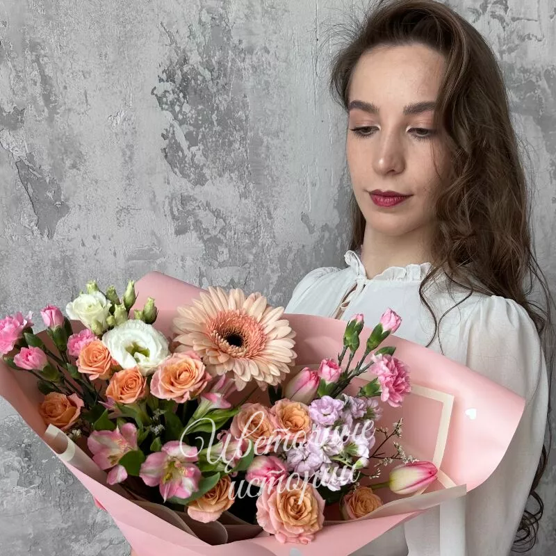 Букет из герберы,лизиантуса и маттиолы &laquo;С весной,любимая&raquo; 1