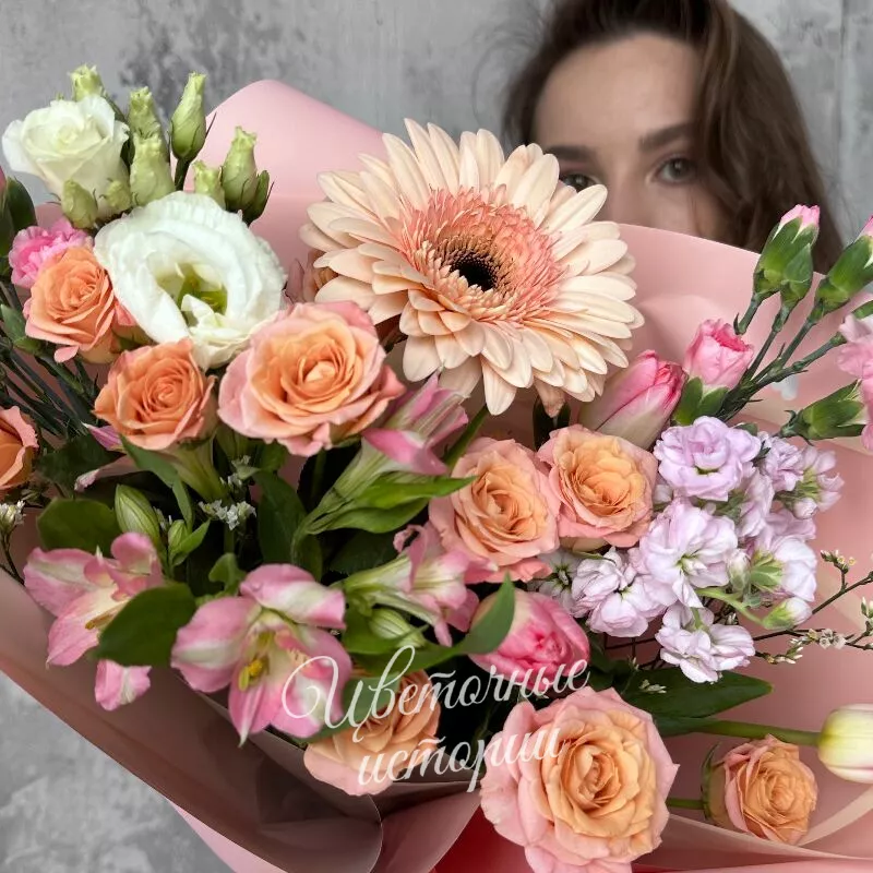 Букет из герберы,лизиантуса и маттиолы &laquo;С весной,любимая&raquo; 3