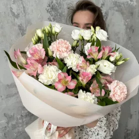 Букет из альстромерии,эустомы и диантусов &laquo; Для любимой&raquo; от интернет-магазина «Цветочные истории»