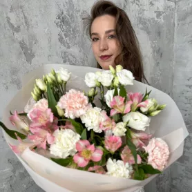 Букет из альстромерии,эустомы и диантусов &laquo;Букет для любимой&raquo; от интернет-магазина «Цветочные истории»