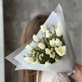 Букет из 15 тюльпанов с шамелациумом от интернет-магазина «Цветочные истории»