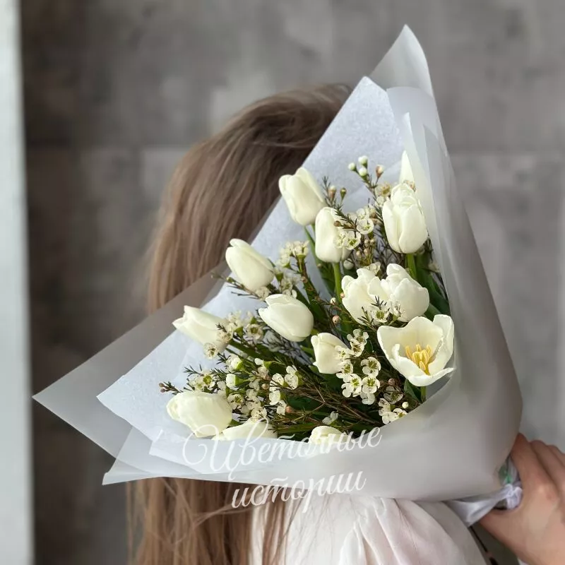 Букет из 15 тюльпанов с шамелациумом