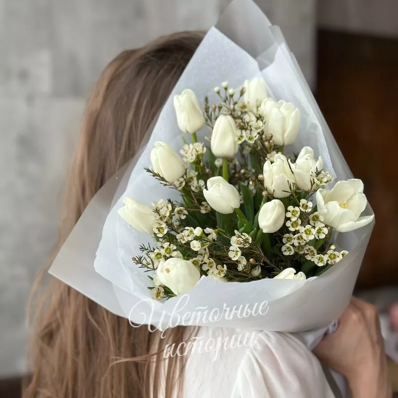 Букет из 15 тюльпанов с шамелациумом 1