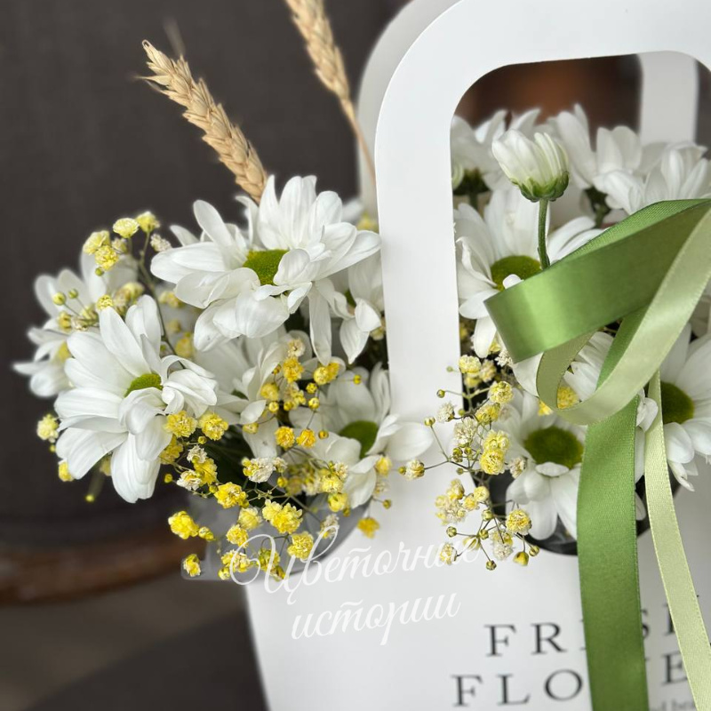 Композиция с весенними ромашками и гипсофилой 2