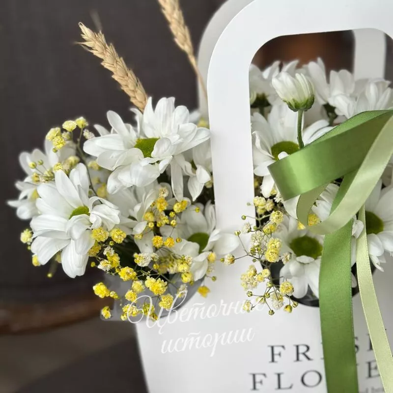 Композиция с весенними ромашками и гипсофилой 2