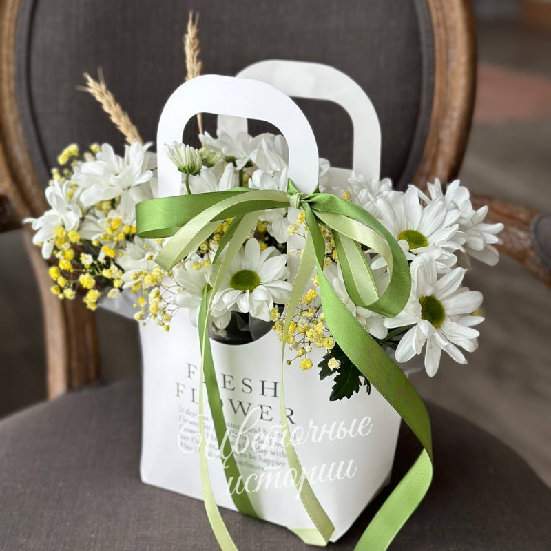 Композиция с весенними ромашками и гипсофилой 1