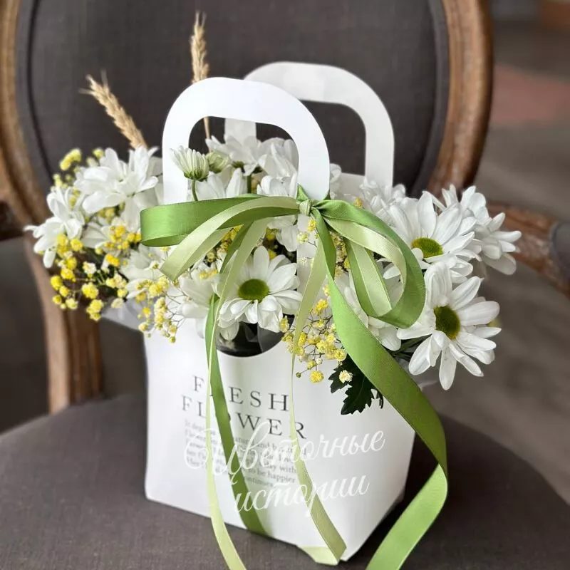 Композиция с весенними ромашками и гипсофилой 1