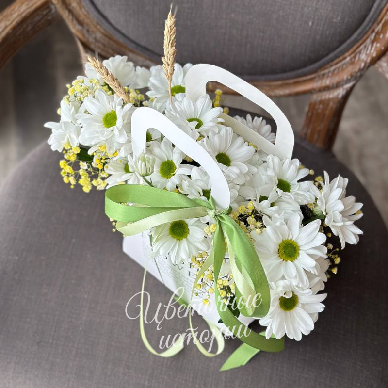 Композиция с весенними ромашками и гипсофилой 3