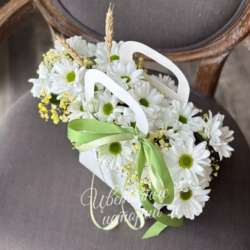 Композиция с весенними ромашками и гипсофилой 3