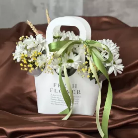 Композиция с весенними ромашками и гипсофилой от интернет-магазина «Цветочные истории»