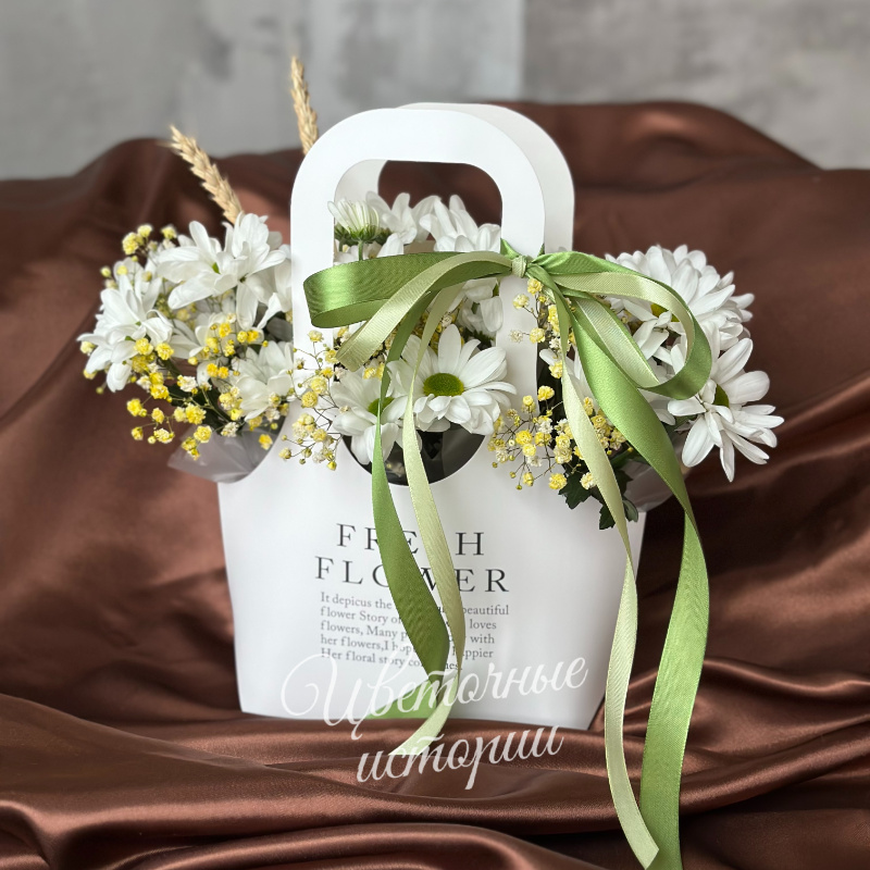 Композиция с весенними ромашками и гипсофилой