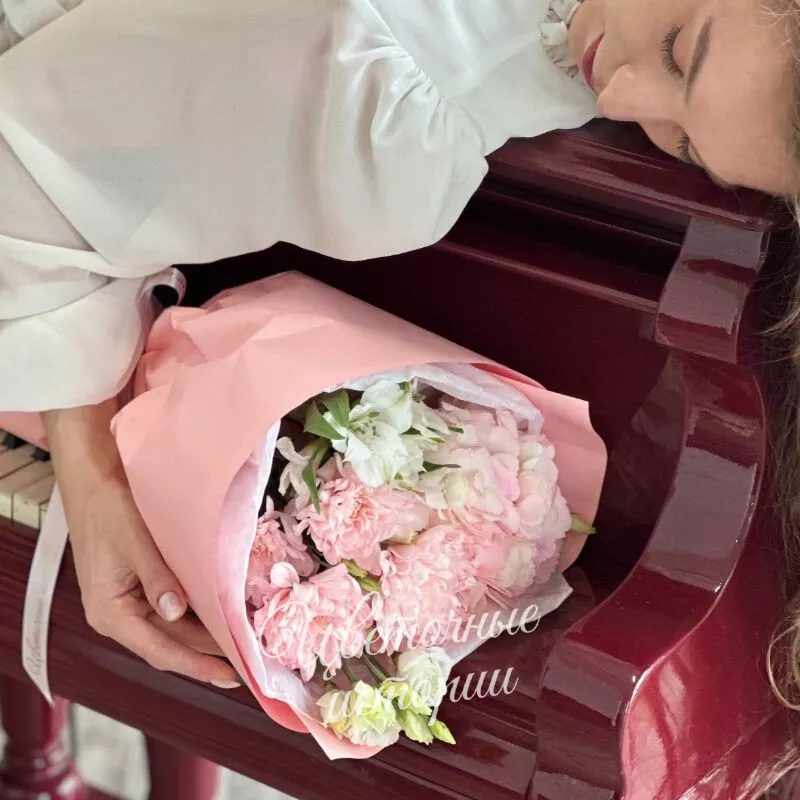 Нежный весенний букет с гортензией 3