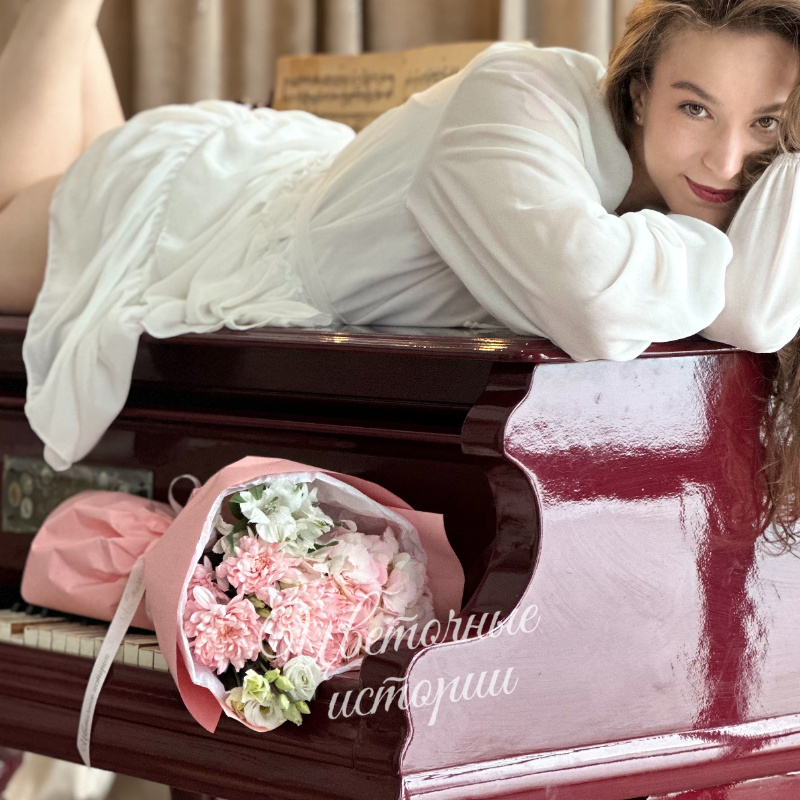 Нежный весенний букет с гортензией 2